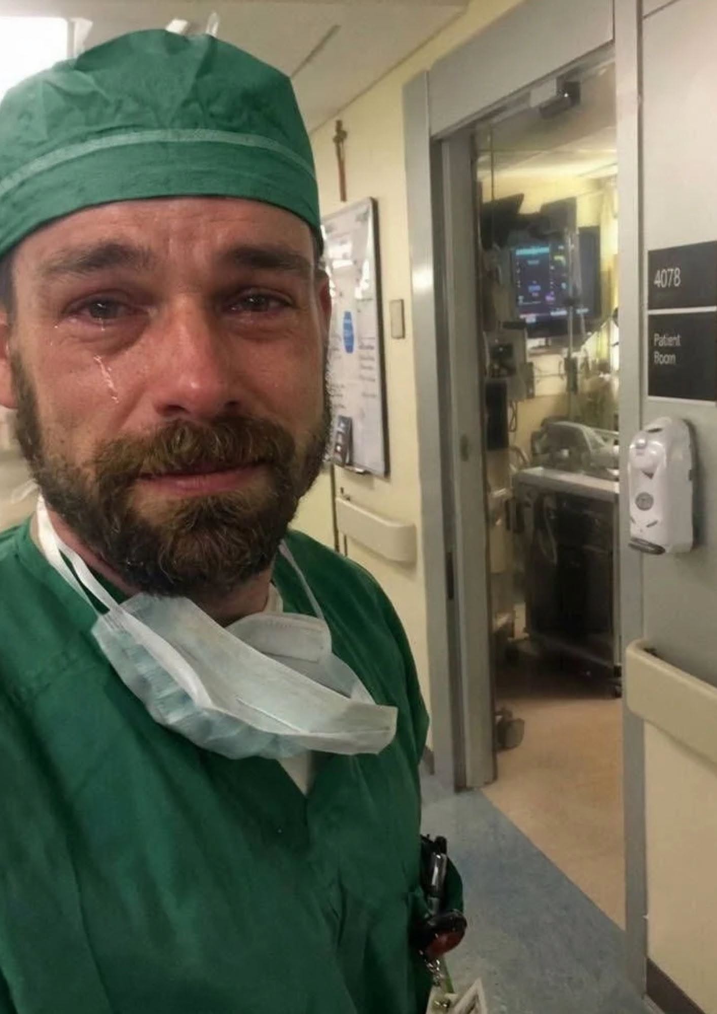 Uma surpresa simples no trabalho terminou em lágrimas e deixou uma reflexão sobre solidão, amor e saúde emocional